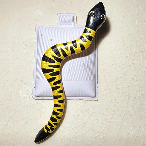 Handpainted black and yellow artisan snake brooch signed artist - Picture 1 of 6